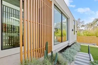 Image de A hop, skip, or a scooter away from iconic Austin!