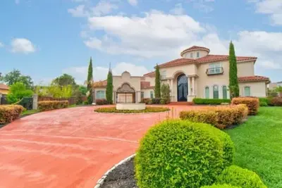 Image de Mediterranean villa on acre lot in W Plano-5 mins from Legacy West, Frisco Star,