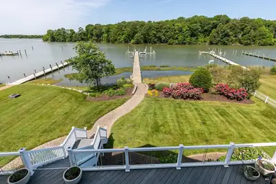 Image de Spacious multi-level waterfront home with private pier and dog-friendly at A Shore Thing