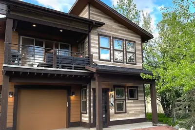 Image de Walk to Beach/Town - Bright, New Modern Getaway