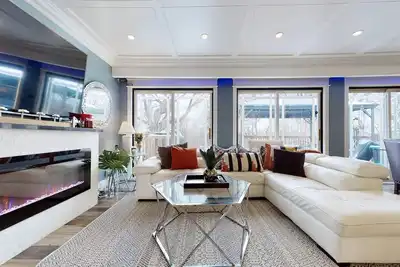 Image de Cottage In The City With Ravine & Park!