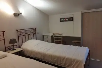 maison dans parc arboré, avec piscine