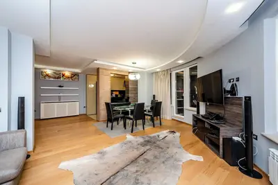 Image de Spacious modern apartment. Large balcony overlooking the city line and mountains