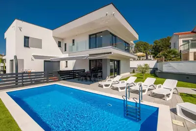Image de Maison de vacances avec une piscine chauffée en saison