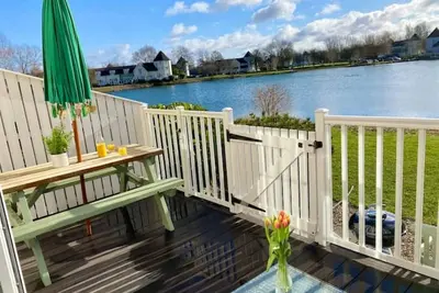 Image de Stunning Lake House, Cotswolds Water Park, South Facing Terrace. Tennis on site.