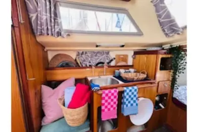 Image de Voilier en amoureux avec bloc sanitaire et parking