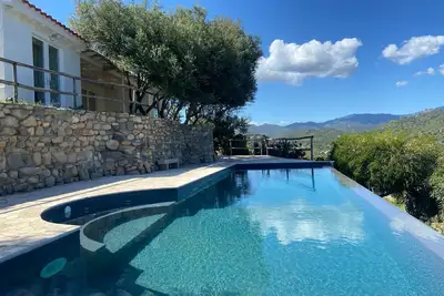 Image de Stunning villa with infinity pool, only 5 minute walk from the beach