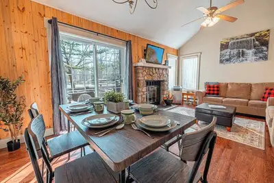 Image de Pond View with Free Big Boulder Club Access and Fireplace