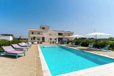 Appartement 'Le Scuderie 7' avec piscine partagée, Wi-Fi et climatisation