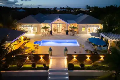 Image de Leeward Canal, Grace Bay - Kayaks, SUPs & Beautiful Pool - Villa Cariad