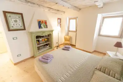 Image de Romantic and cuddly double room with fireplace-library and giant shower.