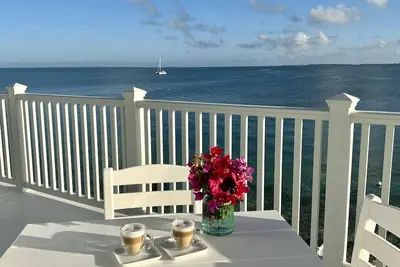 Image de Brand New Oceanfront Villa with protected dockage