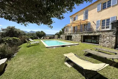 Image de Villa de caractère avec piscine et vue montagne
