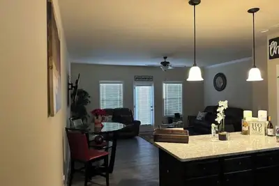 Image de Beautiful Four Bedroom Townhome!