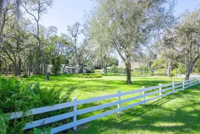 Image de Private Estate By Beach 5br 3ba  2 king masters, heated pooL, hottub, by beach.