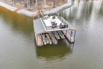 Image de Paradise Point on Lake Lanier - large home w/ private dock, games, private cove