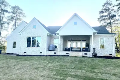 Image de Brand New Lake House with dock for boat