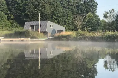 Image de A private lakefront escape