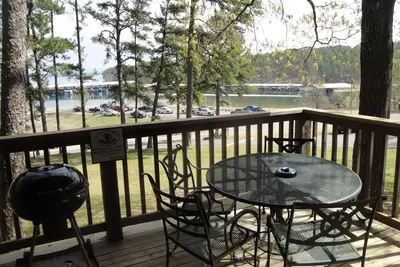 Image de Mountain Harbor Lodge cottage on Lake Ouachita by RedAwning