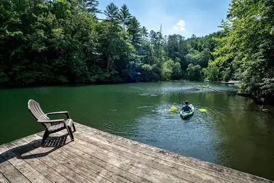 Image de Private Lakefront Log Cabin