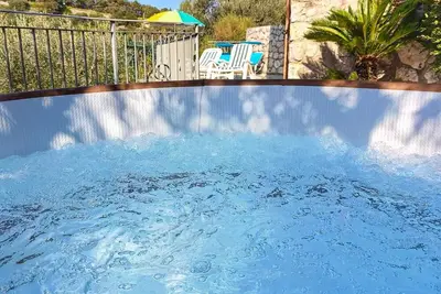 Image de Delightful cottage surrounded by greenery, within walking distance of the village. Country Style.