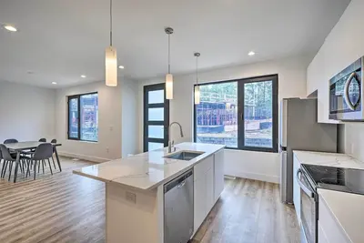 Image de Spacious & Modern Townhome 6 Mi to Duke!