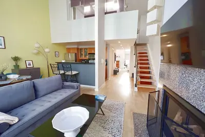 Image de 2b2b Sunny and Spacious Loft w/ dedicated parking! Soma city heart