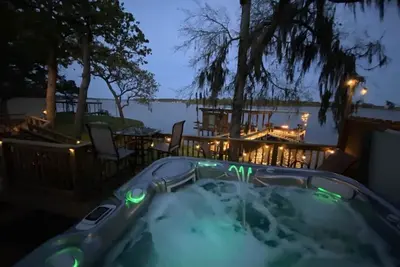 Image de Romantic Hideaway Lakefront Retreat Fireside Lounge, Spa, Swimming and Kayaks! ! !