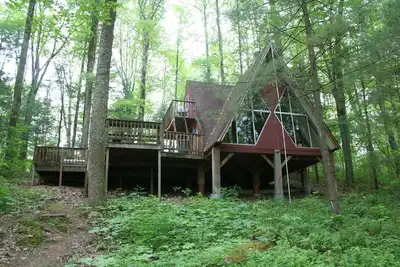 Cozy Hocking Hills cottage on a private lake with a hot tub!