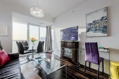 Image de Family Size downtown Toronto condo (Sleeps 6) w. Balcony near Sick Kids Hospital