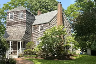 Image de Waterfront property with own dock and stunning views, overlooking Southold Bay.