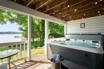Image de Lakefront, Private Lake, hot tub, Game Room & pets