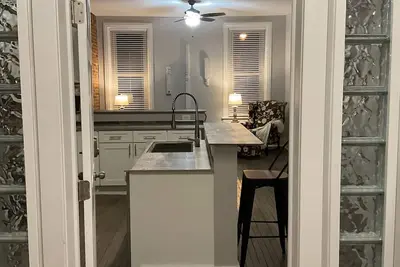 Image de Downtown Comfort for your family in the heart of shopping & restaurants.