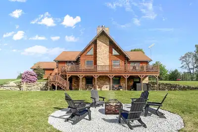 Image de Luxury Log House w/HotTub, Sauna, Game Room, Views, on 32 Acres, over 4, 500sq. ft