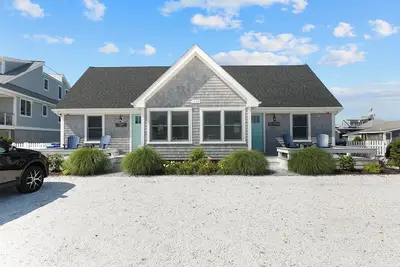 Image de Beach Condo! Across From East Matunuck State Beach!