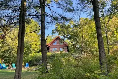 Image de Stunning All Season Log Home on Moira Lake