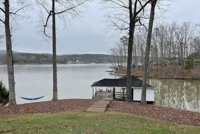 Image de Lake Front House with Dock, Kayaks, and Boat Slip