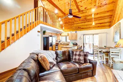 Image de Near Hiking: Cabin w/ Hot Tub in Lakeside!