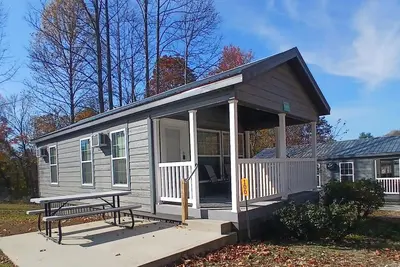 Image de 100) Bluebird Farmhouse Style Cabin. Close to Hocking Hills State Park and more!