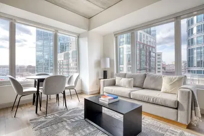 Image de Roomy Fenway 2br w/ W/D, Roof & Gym, nr Fenway Park, by Blueground