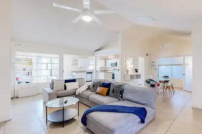 Image de Charming home near walking paths with a work desk, grill, & patio - dog-friendly