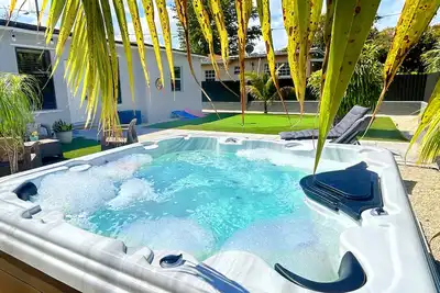 Image de Lux, Comfy & Fun ~ Location ~ Backyard ~ Games!