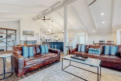 Image de Stunning dog-friendly home with game room, hot tub, water view, & W/D