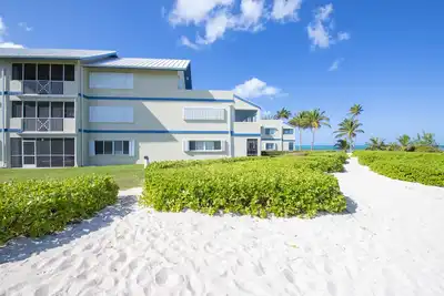 Image de The Retreat #20 Two Bedroom Ocean & Beach View Condo w/ Pool at Rum Point