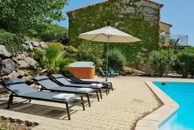 Image de Villa spacieuse avec piscine privée à Caunes