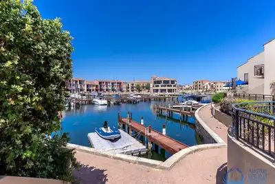 Image de 3br townhouse in secure canal complex with double garage, walk