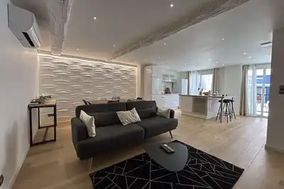 Image de Appartement 3 Pièces Climatisé au Cœur de Sainte-Maxime, à 100m des Plages