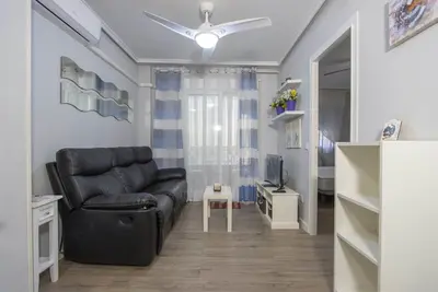 Image de One bedroom apartment 5 minute walk from the sea and the beach!