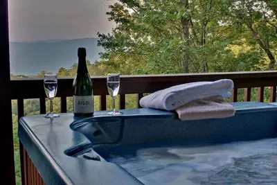 Image de Hummingbird Haven is the ultimate retreat for large groups! Enjoy pet-friendly accommodations, breathtaking mountain views, a hot tub, firepit, WiFi, and hiking