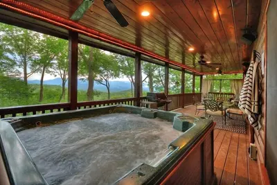 Image de Summit Venture:, gorgeous pet-friendly escape with breathtaking mountain views, firepit, hot tub, WiFi, and scenic hiking trails